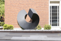 Clement%20Meadmore%2C%20%3Cb%3E%3Ci%3E%20Split%20Ring%3C%2Fi%3E%3C%2Fb%3E%2C%201969%2C%20Cor-ten%20steel%20sheet%2C%20The%20Evan%20H.%20Roberts%20Memorial%20Sculpture%20Collection%2C%20%26%23169%3B%20artist%20or%20other%20rights%20holder%2C%2072.19